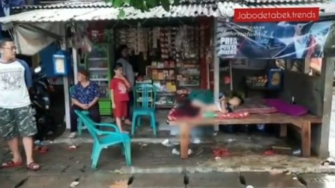 Rafly berbaring di depan warung setelah diperiksa ke klinik terdekat karena diduga kelaminnya merah akibat disunat jin.[instagram]