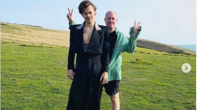 Gaya Harry Styles pakai rok. [Instagram/everythingaboutstyles]