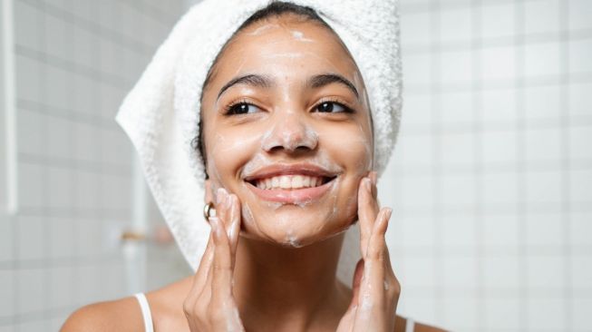 6 Urutan Skincare Malam yang Benar, Nggak Boleh Skip Tahap yang Ini