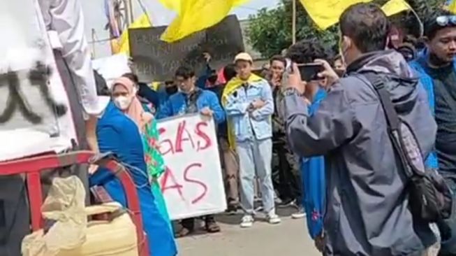 Mahasiswa melakukan aksi demo di depan gedung DPRD Kabupaten Karawang, Rabu (03/11/2021).[Instagram]