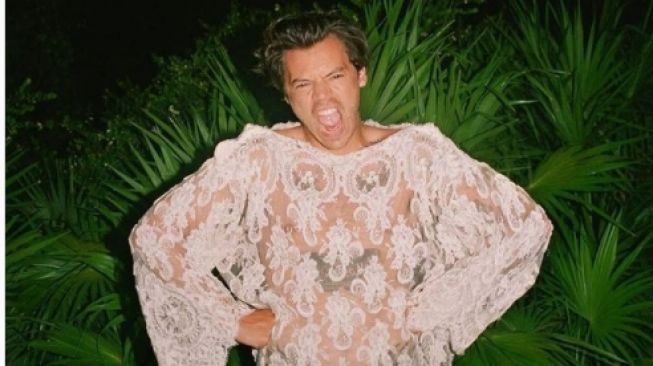 Gaya Harry Styles pakai rok. [Instagram/everythingaboutstyles]