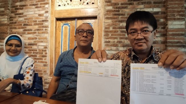 Nasabah korban KSP Sejahtera Bersama menunjukkan rekening koran dari simpanan mereka yang raib di Yogyakarta, Rabu (03/11/2021). [Kontributor / Putu Ayu Palupi]