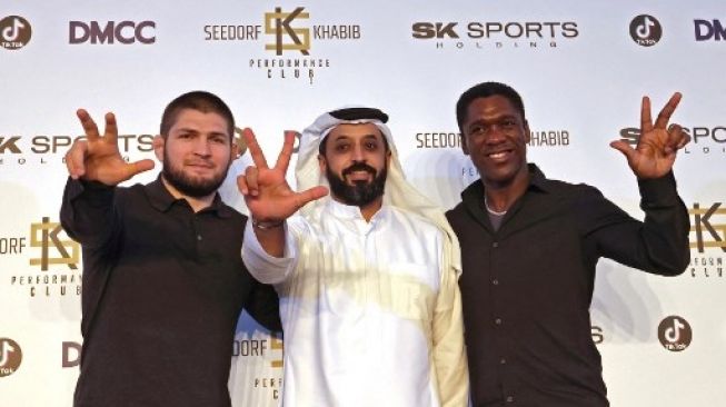 Khabib Nurmagomedov dan Clarence Seedorf mengumumkan terbentuknya SK Sports Holding di Dubai pada 1 November 2021. [AFP]