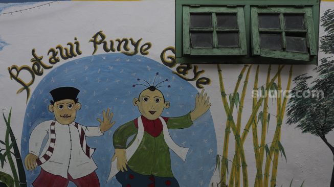 Mural bertema budaya Betawi terlihat di salah satu dinding di kawasan Kampung Sentra Kreatif, RW 006 Kota Bambu Selatan, Palmerah, Jakarta, Rabu (3/11/2021). [Suara.com/Angga Budhiyanto]