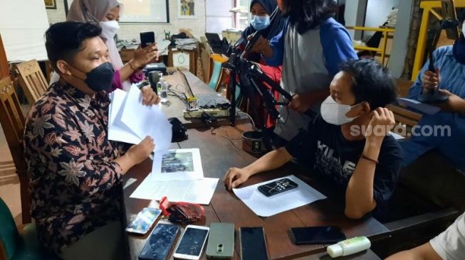 Kuasa Hukum Warga Wadas, Julian Dwi Prasetya (kiri), menunjukkan laporan warga yang merasa terintimidasi oleh kedatangan aparat kepolisian saat konferensi pers di Kantor Walhi Yogyakarta, Kamis (4/11/2021). - (SuaraJogja.id/Muhammad Ilham Baktora)