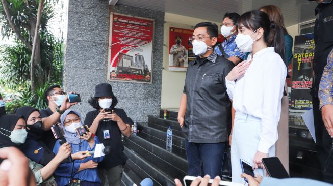 Aktris Shandy Aulia berjalan keluar usai menjalani pemeriksaan di Polda Metro Jaya, Jakarta Selatan, Kamis (4/11/2021). [Suara.com/Alfian Winanto]