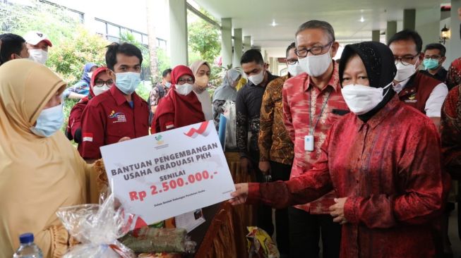 Mensos Dirikan Gudang Kebutuhan Pokok bagi Warga Kalbar Terdampak Banjir