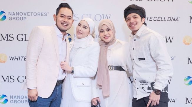 Gilang Widya Pramana dan Shandy Purnamasari besama Atta Halilintar dan Aurel Hermansyah di acara perkenalan White Cell DNA, kandungan baru untuk produk kosmetik MS Glow. [dokumentasi pribadi]