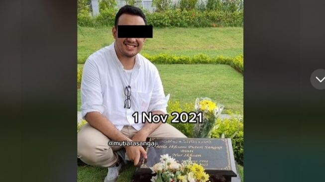 Viral Pria Rayakan 1 Tahun Anniversary Pernikahan di Kuburan Istri. (TikTok)