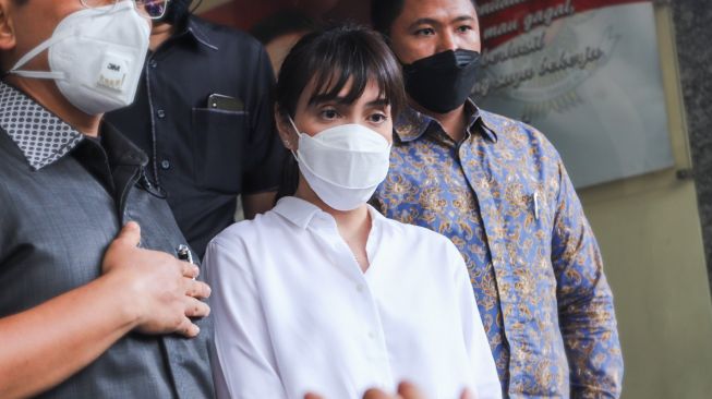 Aktris Shandy Aulia  usai menjalani pemeriksaan di Polda Metro Jaya, Jakarta Selatan, Kamis (4/11/2021). [Suara.com/Alfian Winanto]