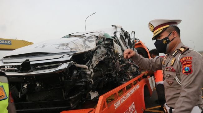 Polisi melakukan olah TKP kecelakaan mobil Pajero nopol B 1264 BJU yang ditumpangi artis Vanessa Angel dan keluarganya usai mengalami kecelakaan di ruas tol Jombang-Mojokerto KM 672 arah Surabaya di Bandarkedungmulyo, Kabupaten Jombang, Jawa Timur, Kamis (4/11/2021).  ANTARA FOTO/Syaiful Arif