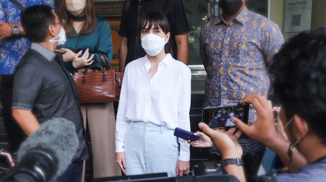 Aktris Shandy Aulia  usai menjalani pemeriksaan di Polda Metro Jaya, Jakarta Selatan, Kamis (4/11/2021). [Suara.com/Alfian Winanto]