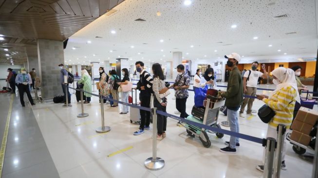 Penumpang tengah mengantre di terminal domestik Bandara I Gusti Ngurah Rai Bali (3/11/2021). Foto : Ist