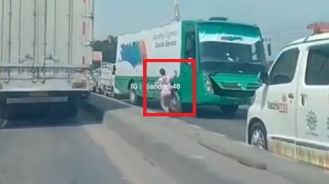 Viral Aksi Heroik Ibu-ibu Gendong Anak Buka Jalan untuk Ambulans (TikTok)