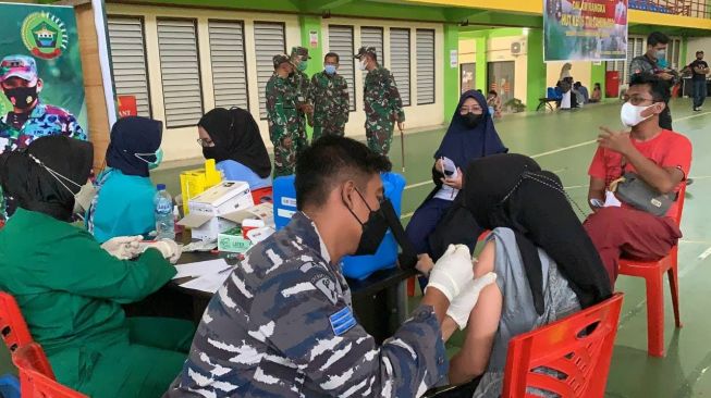 TNI Jemput Warga  yang Belum Divaksin di Bintan