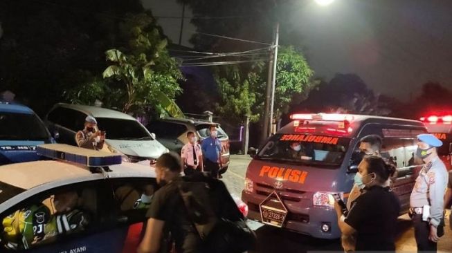 Dua unit ambulans yang membawa jenazah Vanessa Angel dan suaminya, Bibi Ardiansyah, dari RS Bhayangkara Surabaya menuju Jakarta, Kamis (4/11/2021) malam. [ANTARA/Willy Irawan]