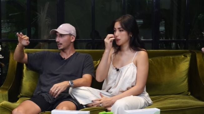 Vincent Verhaag dan Jessica Iskandar. (Youtube/DapurBincangOnline)