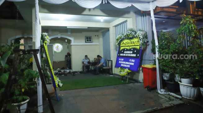 Suasana di rumah duka Vanessa Angel di Kembangan, Jakarta Barat, Kamis (4/11/2021). [Suara.com/Alfian Winanto]