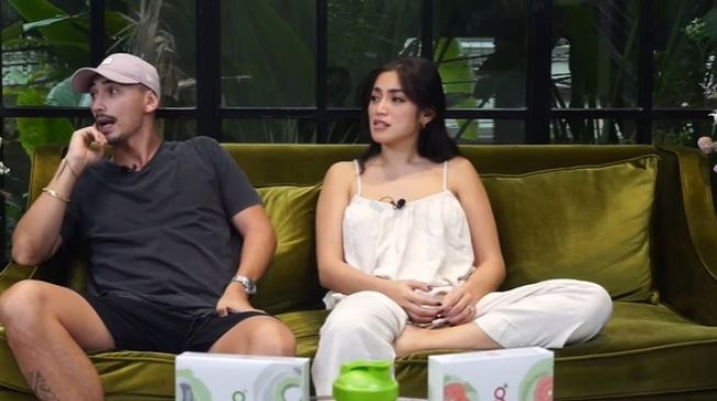 Vincent Verhaag dan Jessica Iskandar. (Youtube/DapurBincangOnline)