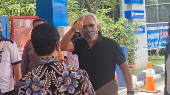 Iwan Fals mendatangi Polda Metro Jaya untuk memproduksi laporan, Kamis (4/11/2021). [Yuliani/Suara.com]