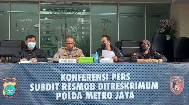 Pura-Pura Bertamu, RR Aniaya dan Rampok Kakak Beradik di Depok