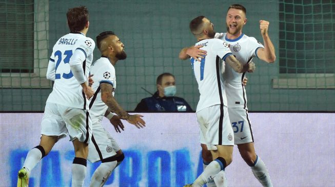 Bek Inter Milan, Milan Skriniar merayakan golnya dengan rekan satu timnya setelah mencetak gol kedua selama pertandingan sepak bola grup D Liga Champions UEFA antara Sheriff melawan Inter Milan di Sheriff Stadium pada Kamis (4/11) dini hari WIB. Sergei GAPON / AFP
