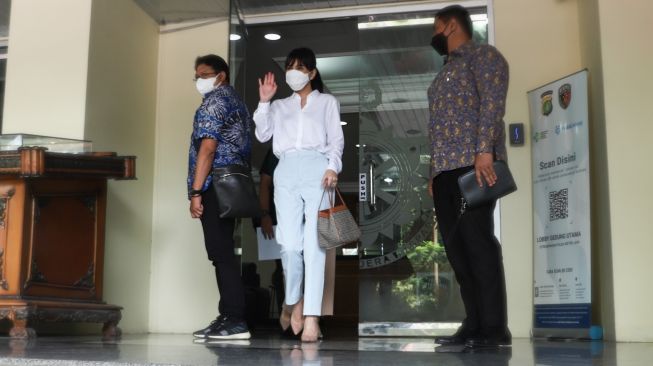 Aktris Shandy Aulia berjalan keluar usai menjalani pemeriksaan di Polda Metro Jaya, Jakarta Selatan, Kamis (4/11/2021). [Suara.com/Alfian Winanto]