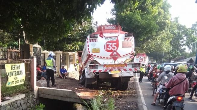 Bruk! Truk BBM Kecelakaan di Cianjur, Diduga Sopir Ngantuk