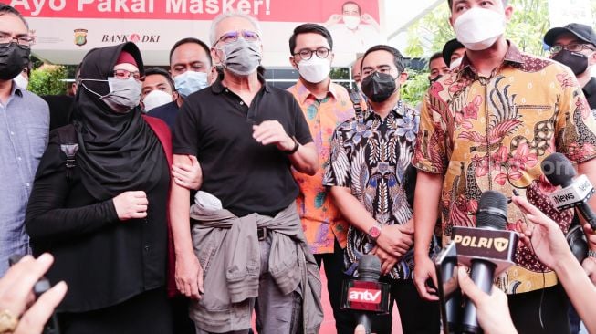 Musisi Iwan Fals bersama sang istri, Rosanna Listanto menemui awak media usai membuat laporan di Polda Metro Jaya, Jakarta Selatan, Kamis. (4/11/2021). [Suara.com/Alfian Winanto]