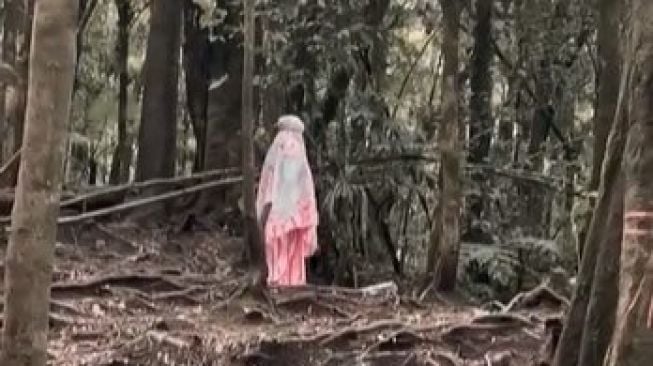 Viral Video Cewek Salat Sendirian di Tengah Hutan. (TikTok)