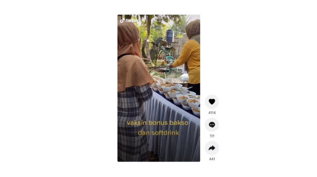 Vaksin Covid-19 gratis bakso dan minuman ringan. [TikTok]