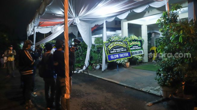 Suasana di rumah duka Vanessa Angel di Kembangan, Jakarta Barat, Kamis (4/11/2021). [Suara.com/Alfian Winanto]