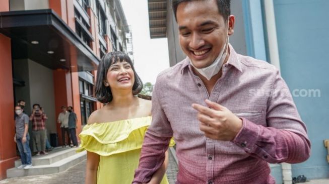 Pasangan Vanessa Angel dan Bibi Ardiansyah tersenyum bahagia ke arah kamera saat ditemui di Kawasan Tendean, Jakarta Selatan, Rabu (20/1/2021). [Suara.com/Alfian Winanto]