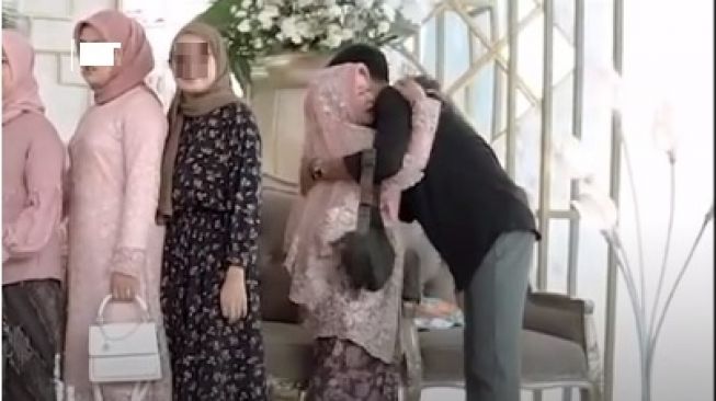 Drama Mantan Datang ke Pernikahan, Kali Ini Pengantin dan Ibunya Nangis di Pelaminan