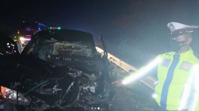 Mobil Toyota Innova yang membawa rombongan guru besar Fakultas Peternakan UGM alami kecelakaan (Instagram)