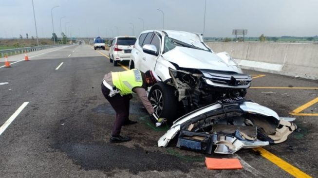 Mobil Pajero Sport Putih bernopol B 1264 BJU yang ditumpangi Vanessa Angel dan suaminya mengalami kecelakaan lalu lintas di Tol Jombang-Mojokerto, KM 672.400/A, Kamis (4/11/2021). (ANTARA Jatim/HO-/WI)