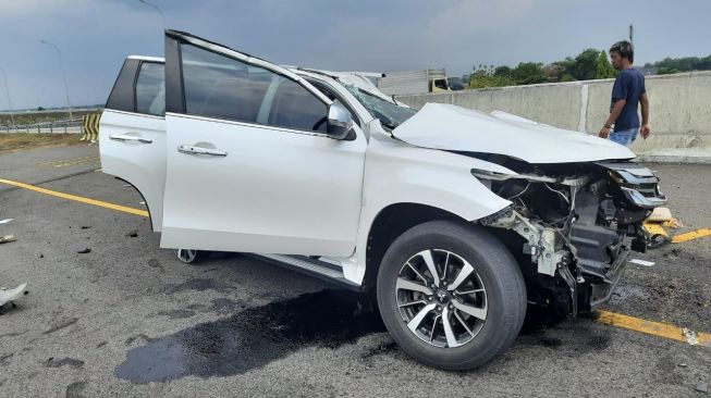 Mobil Vanessa Angel dan Bibi Ardiansyah yang mengalami kecelakaan di Tol Jombang, Jawa Timur, Kamis (4/11/2021). [istimewa]