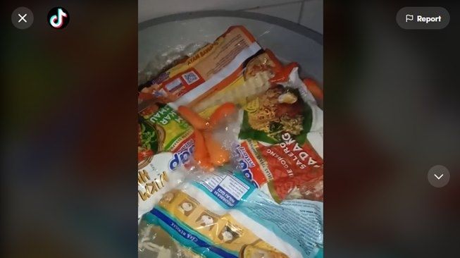 Viral Aksi Wanita Rebus Mi Instan Langsung Pakai Bungkusnya. (TikTok)