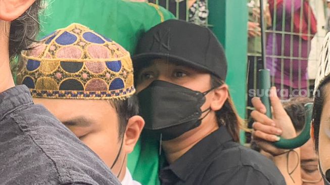 Billy Syahputra ikut menggotong jenazah Vanessa Angel untuk dimakamkan di Taman Makam Islam Malaka, Pesanggrahan, Jakarta Selatan, Jumat (5/11/2021). [Suara.com/Ismail]