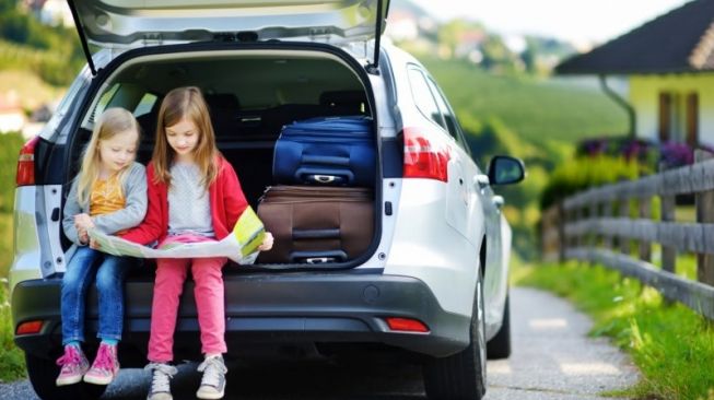 Ilustrasi mobil membawa anak kecil [Foto: Antara]