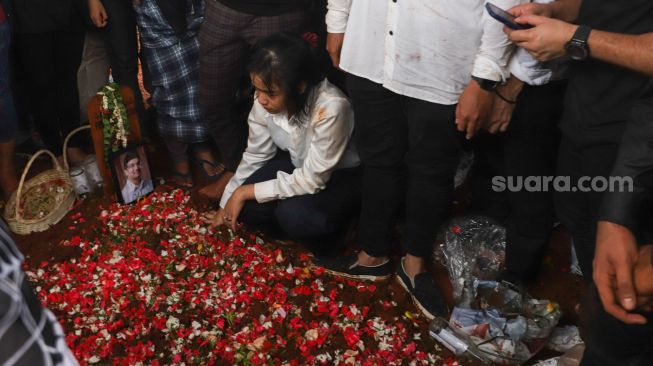 Keluarga berdoa diatas pusara Vanessa Angel dan Suaminya, Bibi Ardiansyah usai dimakamkan di Taman Makam Islam Malaka, Pesanggrahan, Jakarta Selatan, Jumat (5/11/2021). [Suara.com/Alfian Winanto]