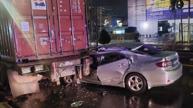 Mobil Dokter asal Lampung Tabrak Truk Kontainer di Palembang, Satu Orang Tewas
