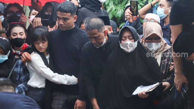 La famille Haru lors du cortège funèbre de Vanessa Angel et de son mari, tante Ardiansyah au cimetière islamique de Malacca, Pesanggrahan, Jakarta sud, vendredi (5/11/2021). [Suara.com/Alfian Winanto]