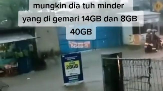 Viral Banner Konter Pulsa Terseret Banjir. (TikTok)