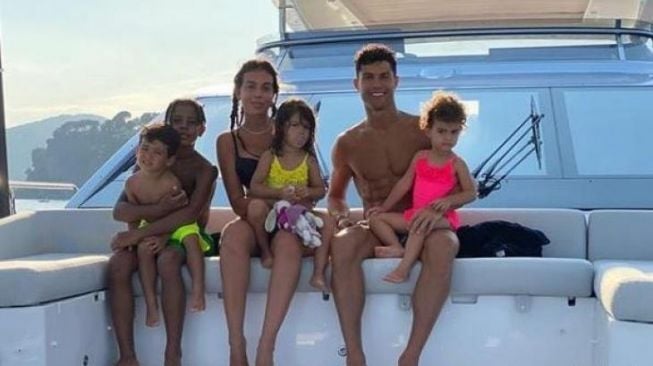 Bikin Gemas, Anak Cristiano Ronaldo Tirukan Selebrasi 'Siuuu' Khas Ayahnya