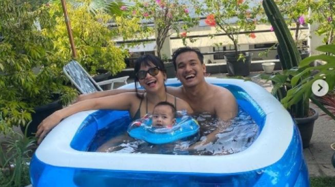 Potret Harmonis Vanessa Angel Bareng Suami dan Anak. [Instagram/@vanessaangelofficial]