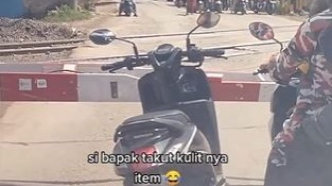 Viral Bapak Tua Tinggal Motor di depan Plang Kereta Api. (TikTok)