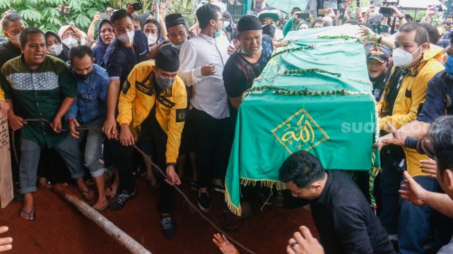 Prosesi pemakaman Vanessa Angel dan Suaminya, Bibi Ardiansyah di Taman Makam Islam Malaka, Pesanggrahan, Jakarta Selatan, Jumat (5/11/2021). [Suara.com/Alfian Winanto]