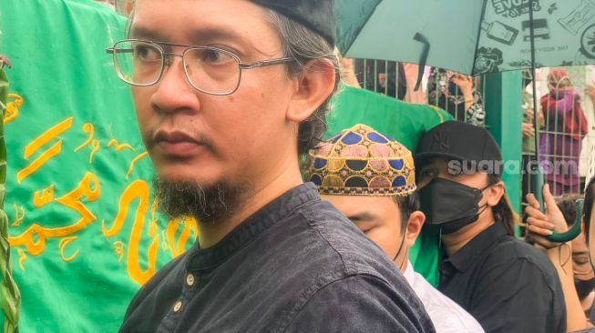 Billy Syahputra saat ikut menggotong jenazah Vanessa Angel untuk dimakamkan di Taman Makam Islam Malaka, Pesanggrahan, Jakarta Selatan, Jumat (5/11/2021). [Suara.com/Ismail]