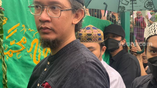 Billy Syahputra ikut gotong peti jenazah Vanessa Angel di Taman Makam Islam Malaka, Pesanggrahan, Jakarta Selatan pada Jumat (5/11/2021) [Suara.com/Ismail]